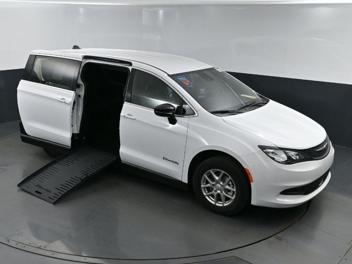 2025 CHRYSLER VOYAGER - Image 22