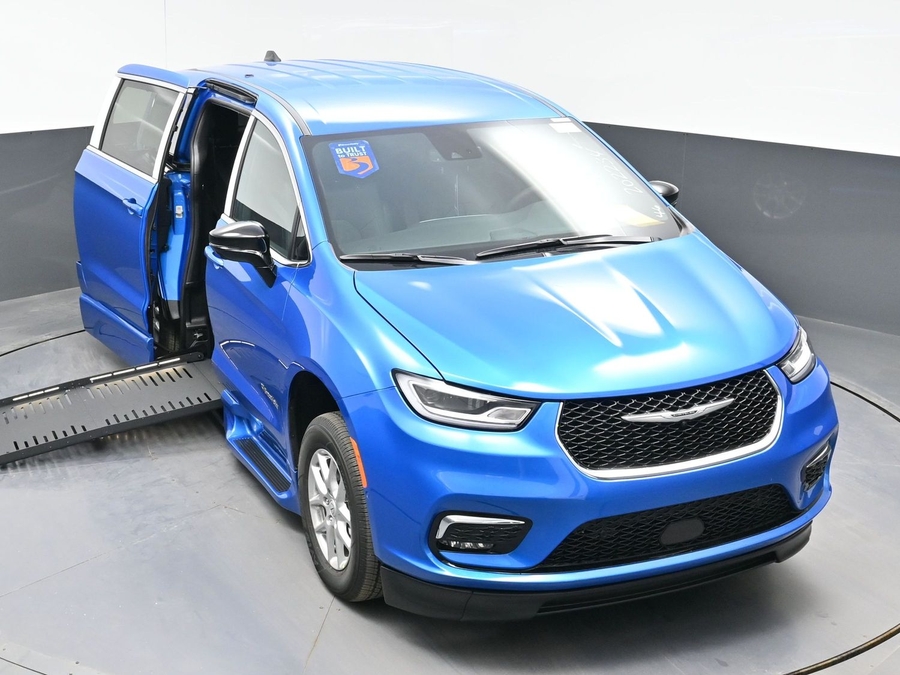 Blue Chrysler Pacifica image number 19