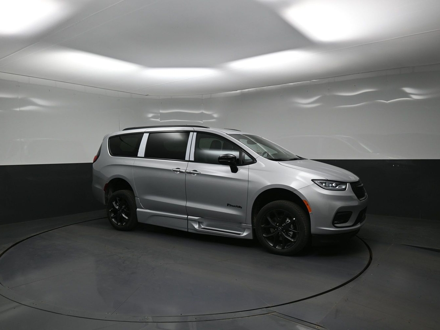 New 2026 Chrysler Pacifica Select Sport - BraunAbility Side Entry Entry Fold Out Automatic Ramp