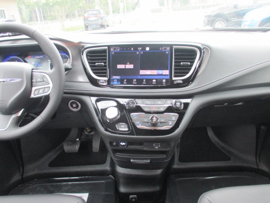 White Chrysler Pacifica image number 31
