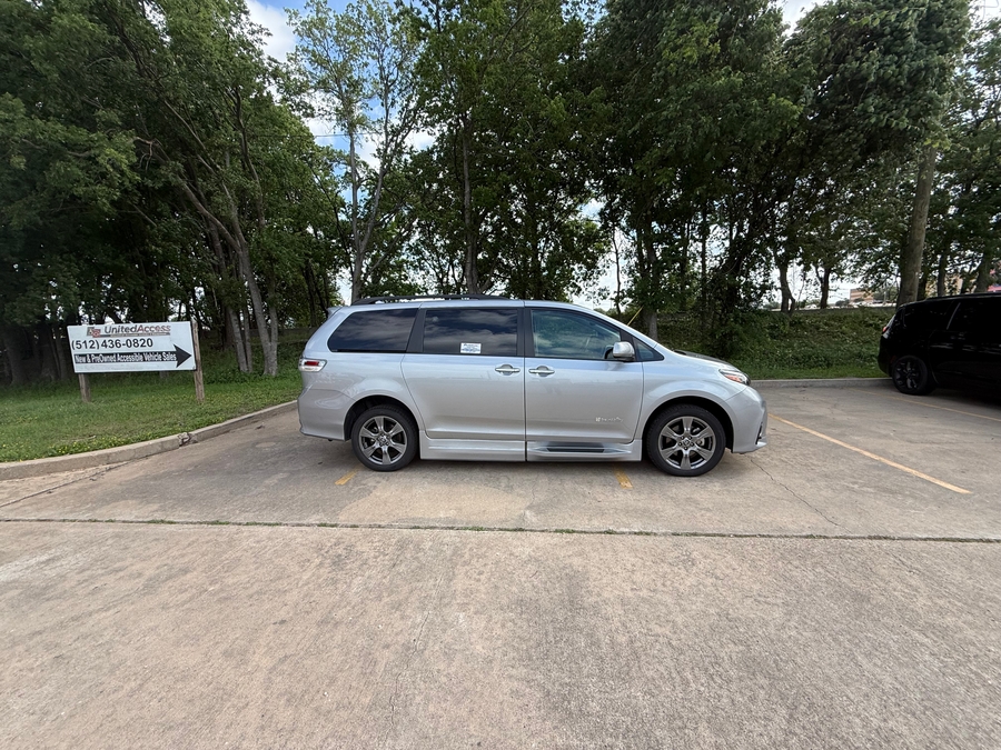 Used 2018 Toyota Sienna SE - BraunAbility Side Entry Entry Fold Out Automatic Ramp