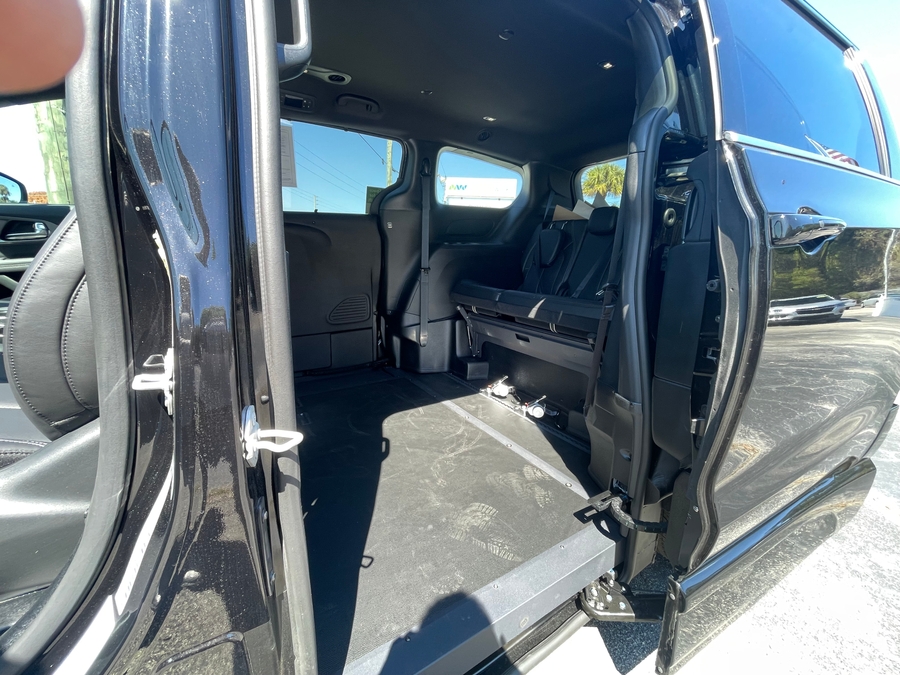 Black Chrysler Pacifica image number 7