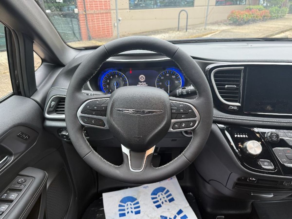 Número de imagen Chrysler Pacifica negro 8
