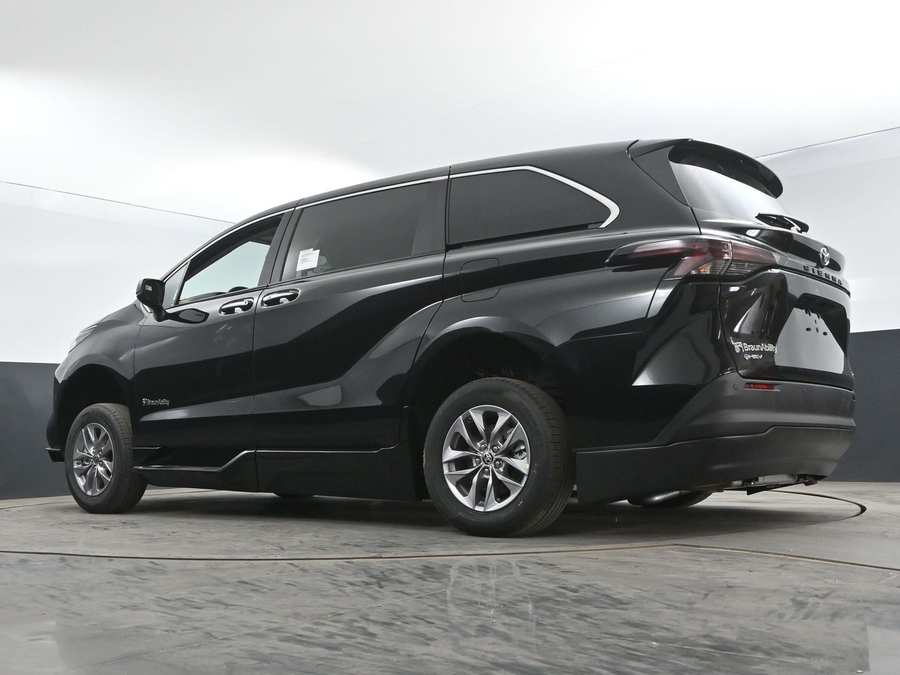 New 2025 Toyota Sienna Hybrid XLE Base - BraunAbility Side Entry Entry Fold Out Automatic Ramp