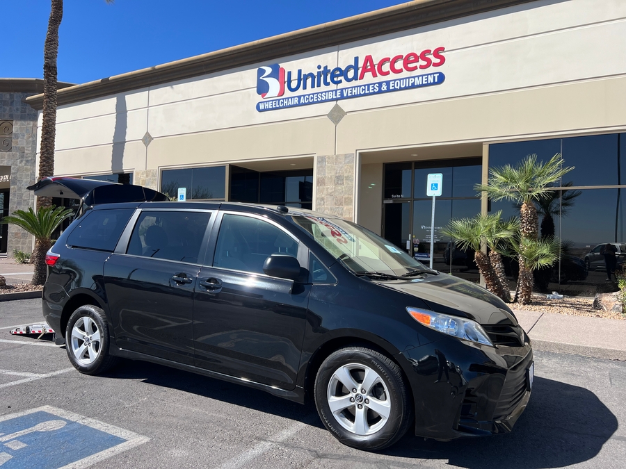 Used 2019 Toyota Sienna L -  Rear Entry Entry Fold Out Manual Ramp