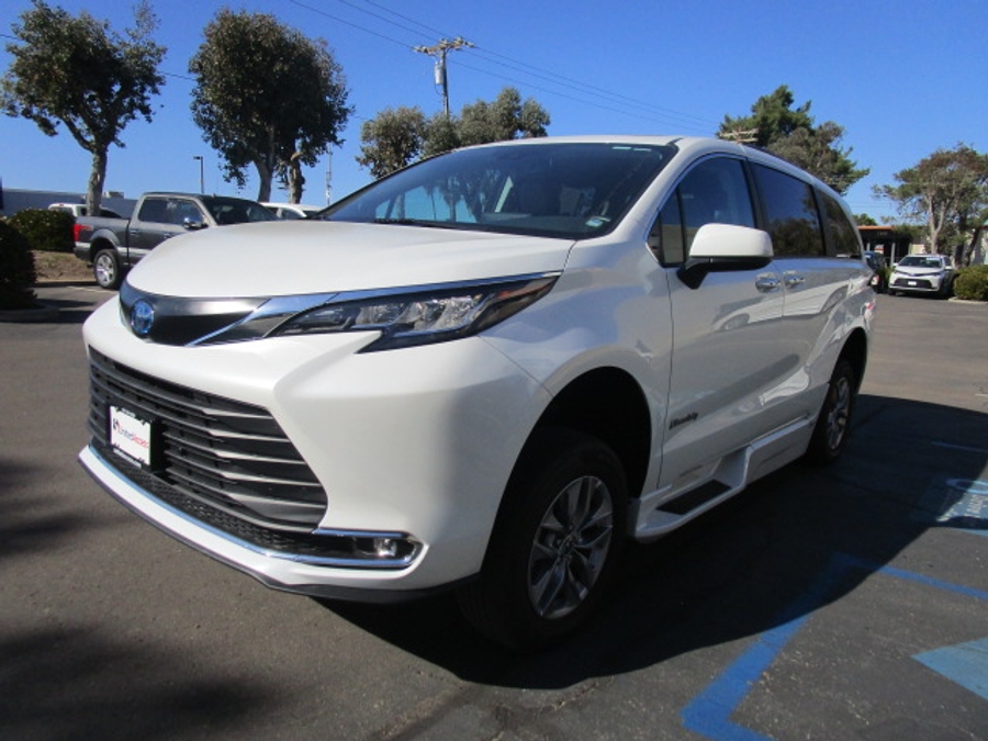 Used 2022 Toyota Sienna Hybrid XLE Base - BraunAbility Side Entry Entry Fold Out Automatic Ramp