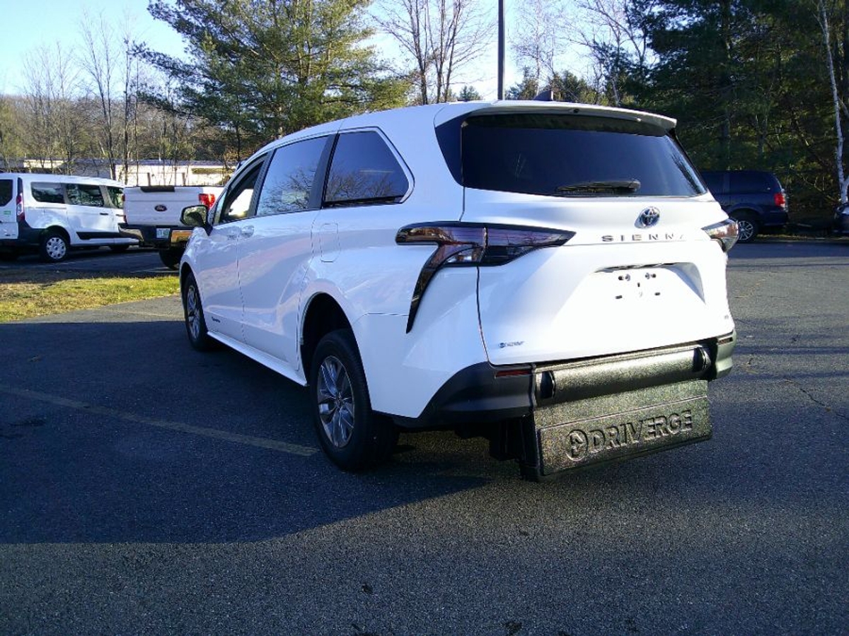 2025 TOYOTA SIENNA - Image 10