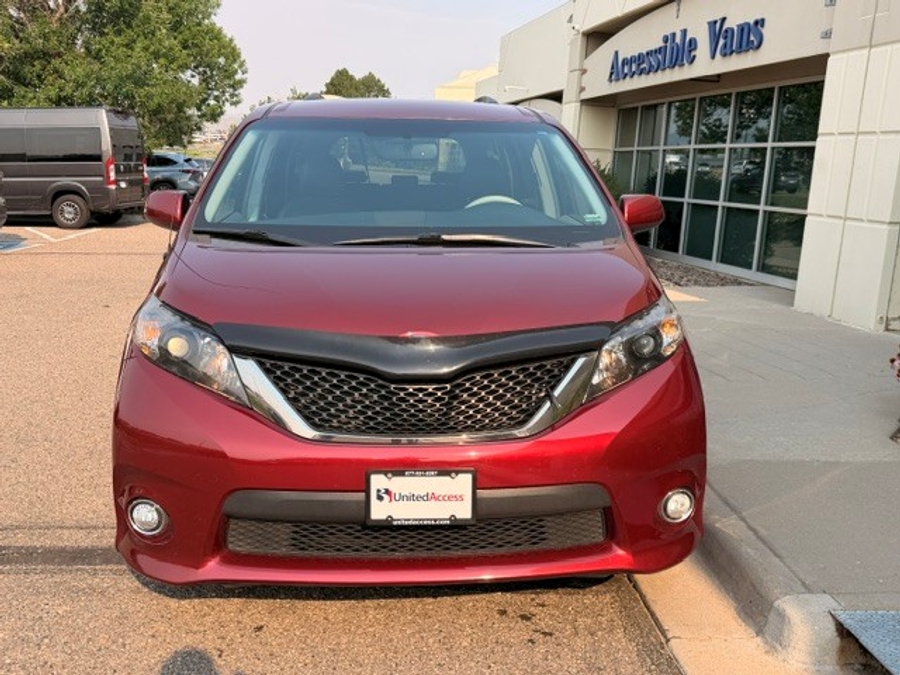 Used 2013 Toyota Sienna SE - BraunAbility Side Entry Fold Out Automatic Ramp