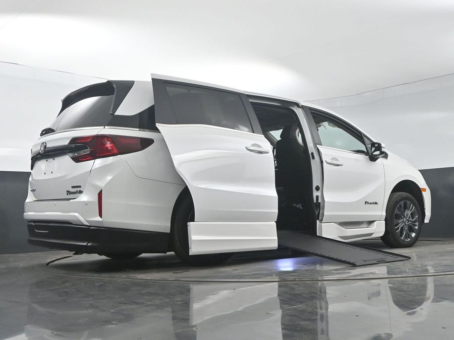 New 2025 Honda Odyssey Touring - BraunAbility Side Entry Entry In Floor Automatic Ramp