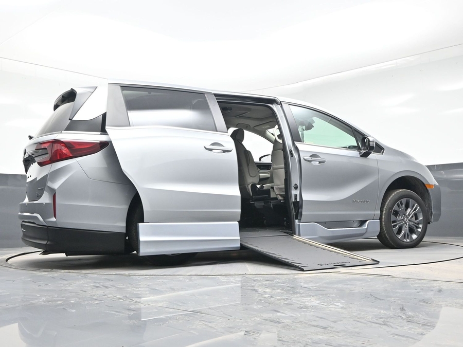 New 2026 Honda Odyssey Touring - BraunAbility Side Entry Entry In Floor Automatic Ramp