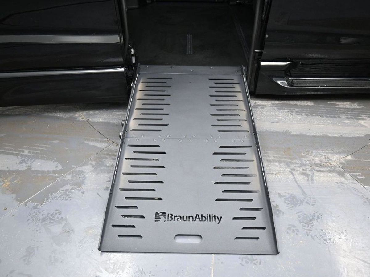 Black Chrysler Pacifica image number 9