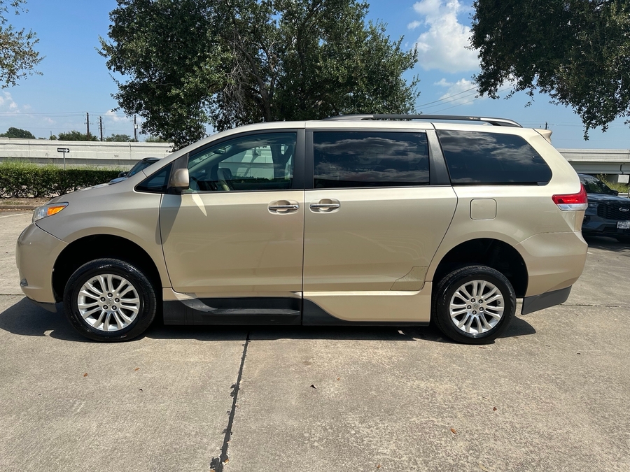 Used 2013 Toyota Sienna XLE Base - VMI Side Entry Entry In Floor Automatic Ramp