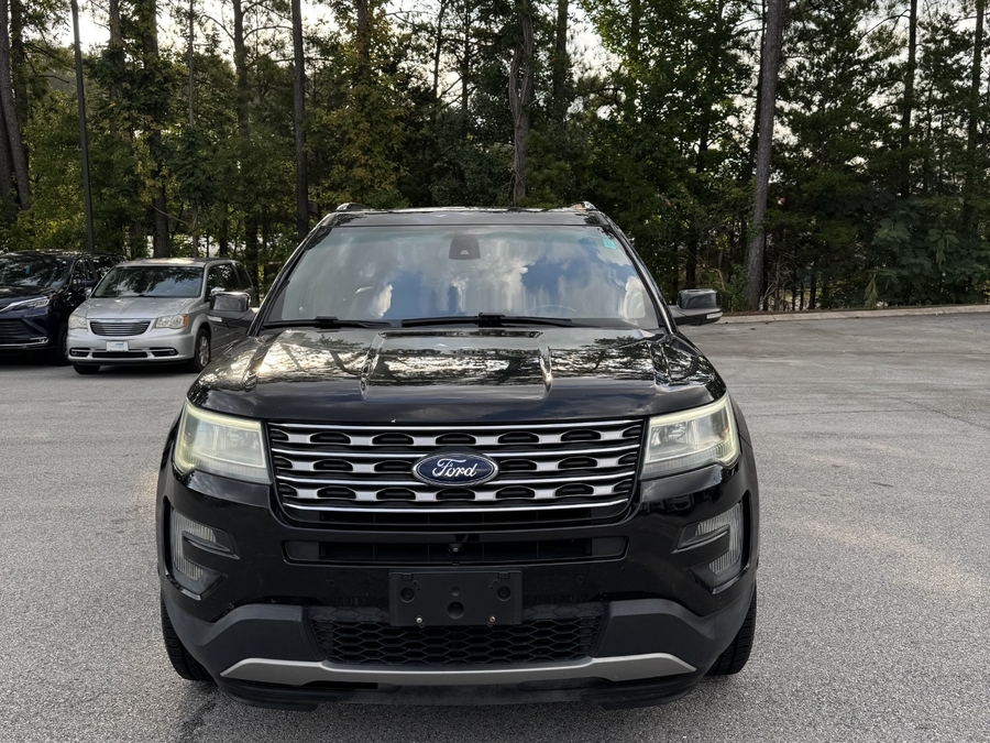 Ford Explorer negro con entrada lateral automática en rampa de piso