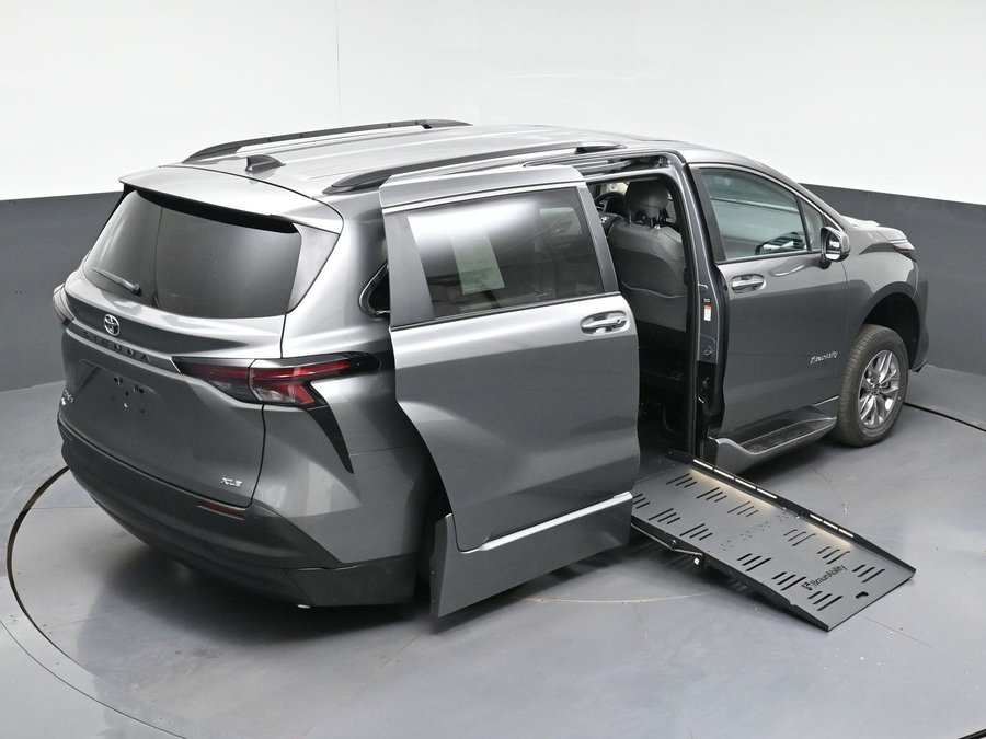 New 2026 Toyota Sienna Hybrid XLE Add - BraunAbility Side Entry Fold Out Automatic Ramp