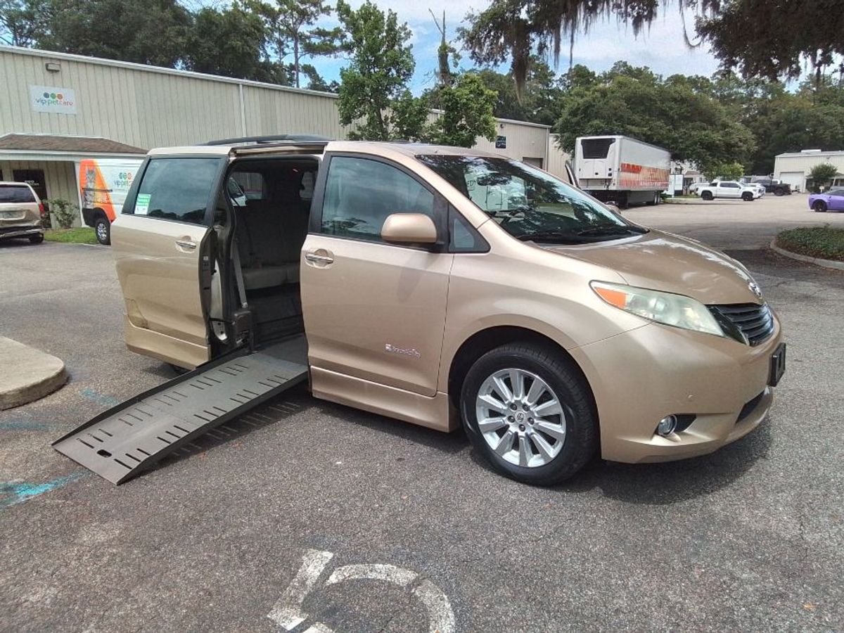 2011 TOYOTA SIENNA - Image 13
