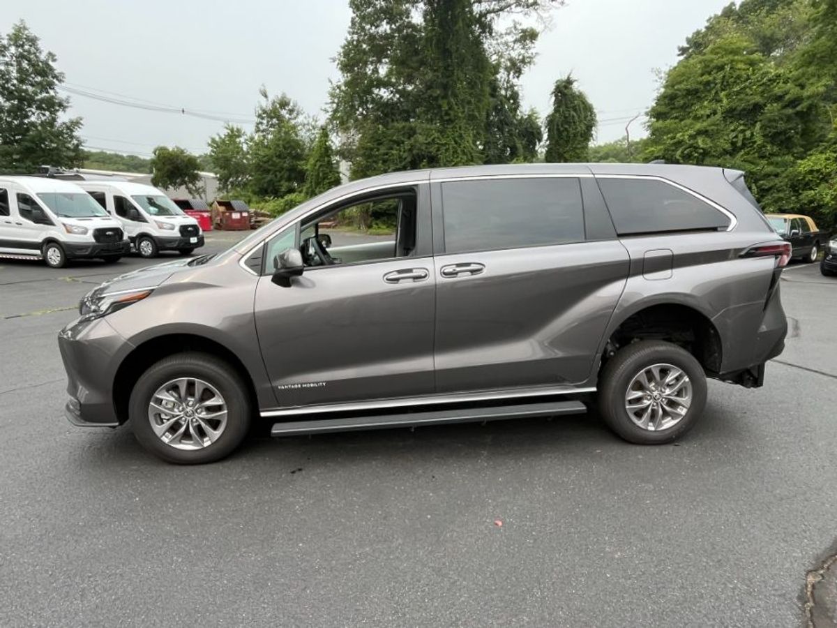 Grey Toyota Sienna image number 3