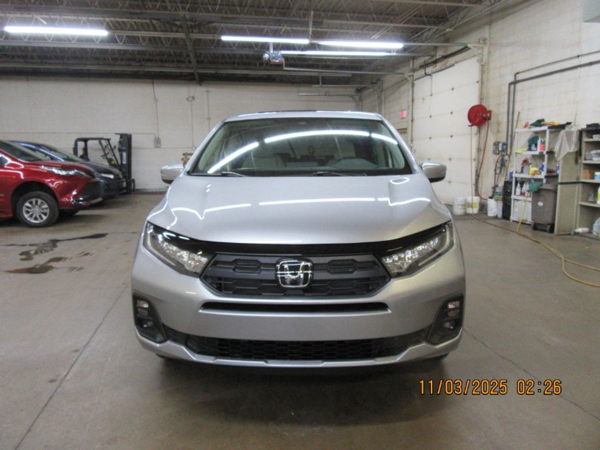 Silver Honda Odyssey image number 9