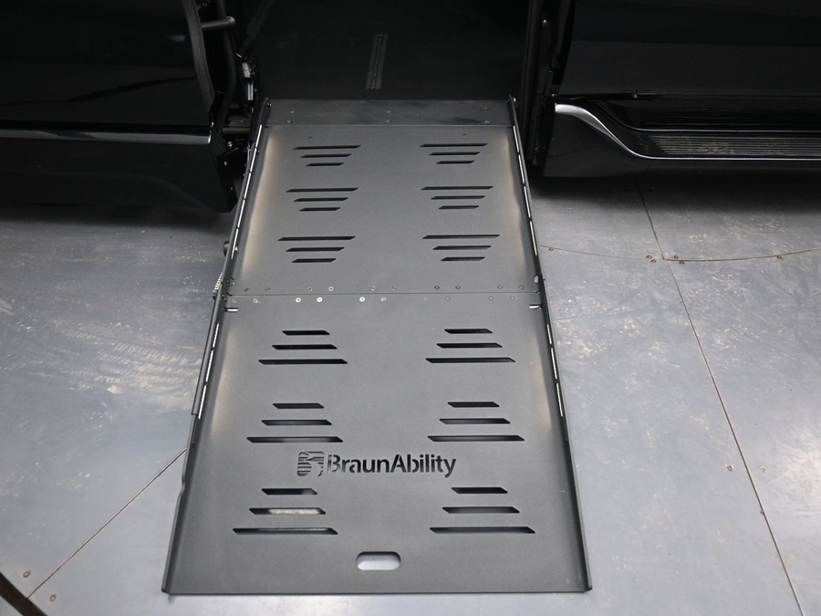 New 2026 Toyota Sienna Hybrid XLE Base - BraunAbility Side Entry Entry Fold Out Automatic Ramp