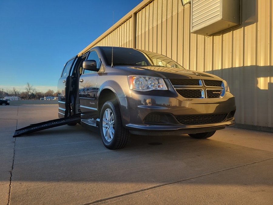 Used 2016 Dodge Grand Caravan SXT - BraunAbility Side Entry Entry Fold Out Automatic Ramp