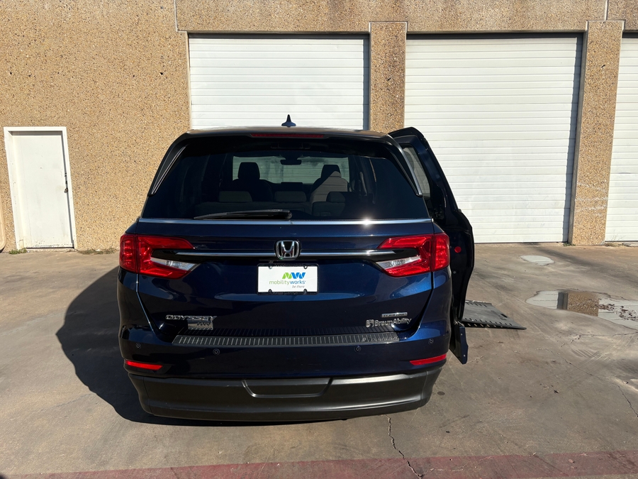 Blue Honda Odyssey image number 5