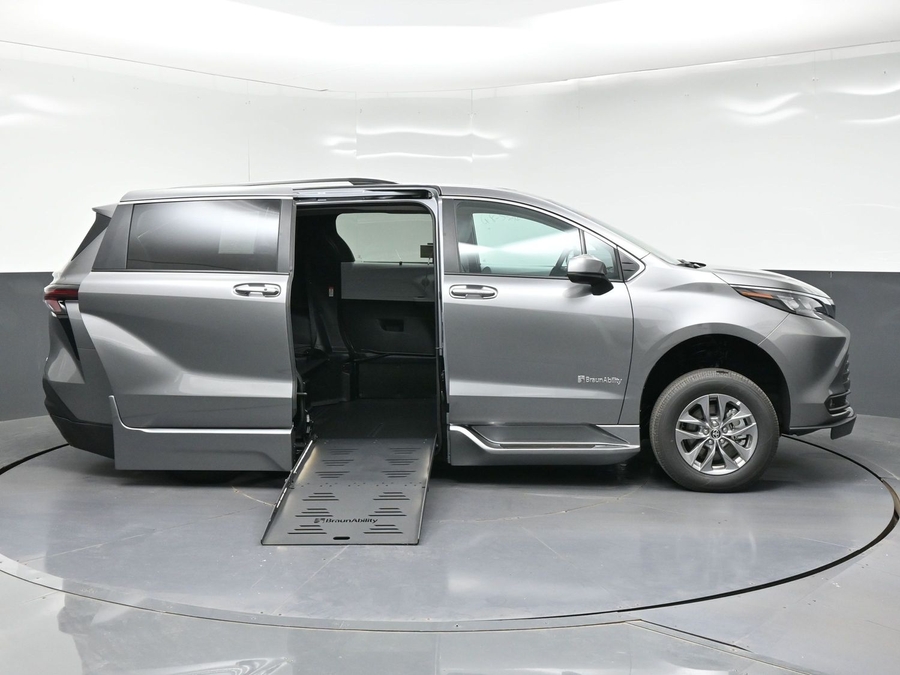 New 2026 Toyota Sienna Hybrid XLE Base - BraunAbility Side Entry Fold Out Automatic Ramp