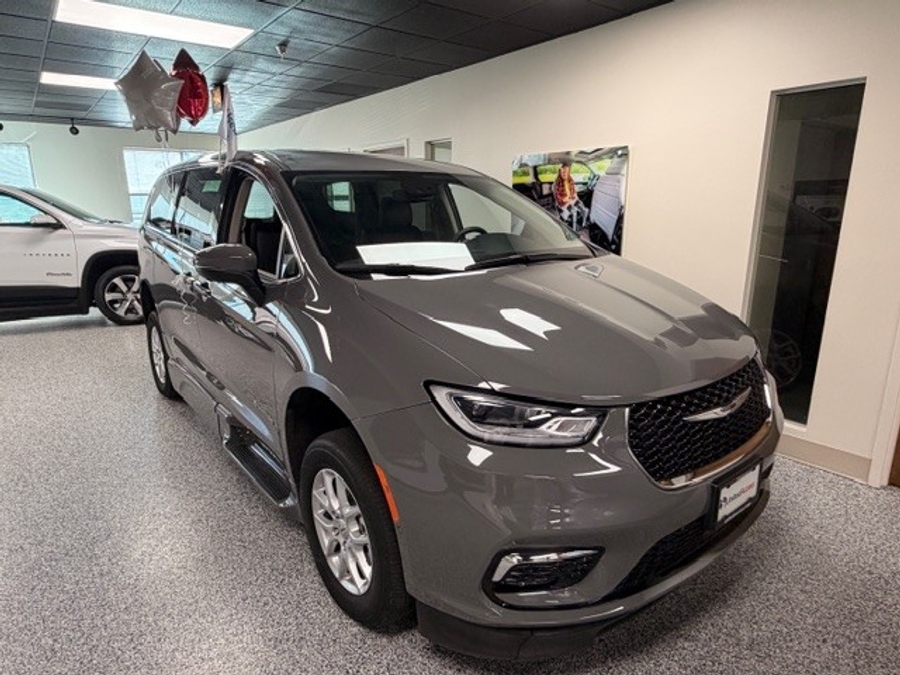 Used 2023 Chrysler Pacifica Touring L Safety - BraunAbility Side Entry Entry In Floor Automatic Ramp