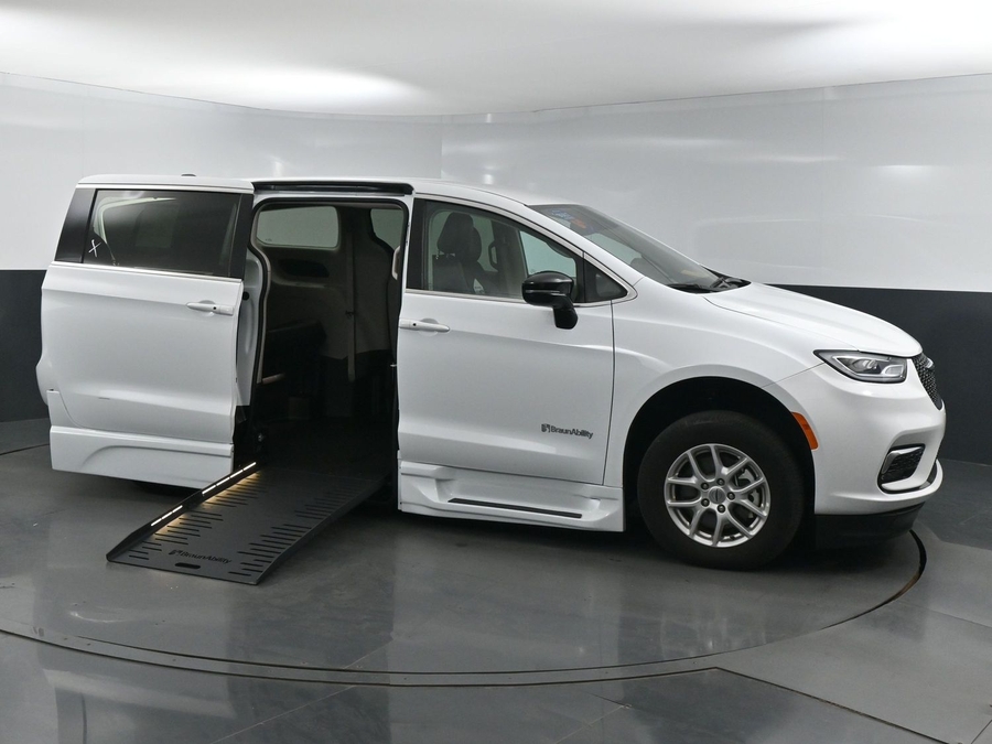 Used 2024 Chrysler Pacifica Touring L - BraunAbility Side Entry Entry Fold Out Automatic Ramp