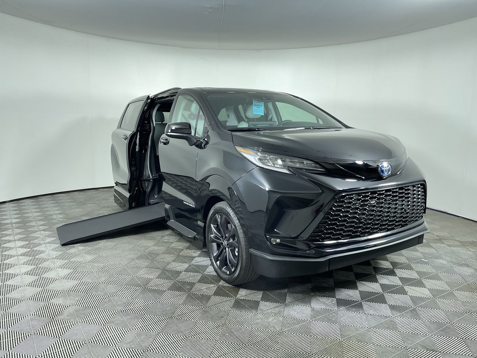 2025 Toyota Sienna FWD XSE Plus