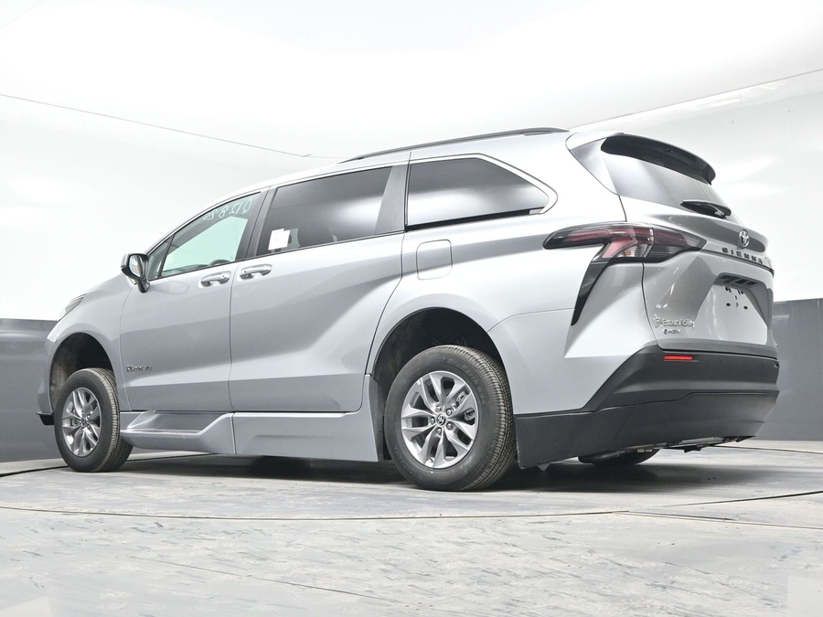 New 2025 Toyota Sienna Hybrid XLE Plus - BraunAbility Side Entry Entry In Floor Automatic Ramp
