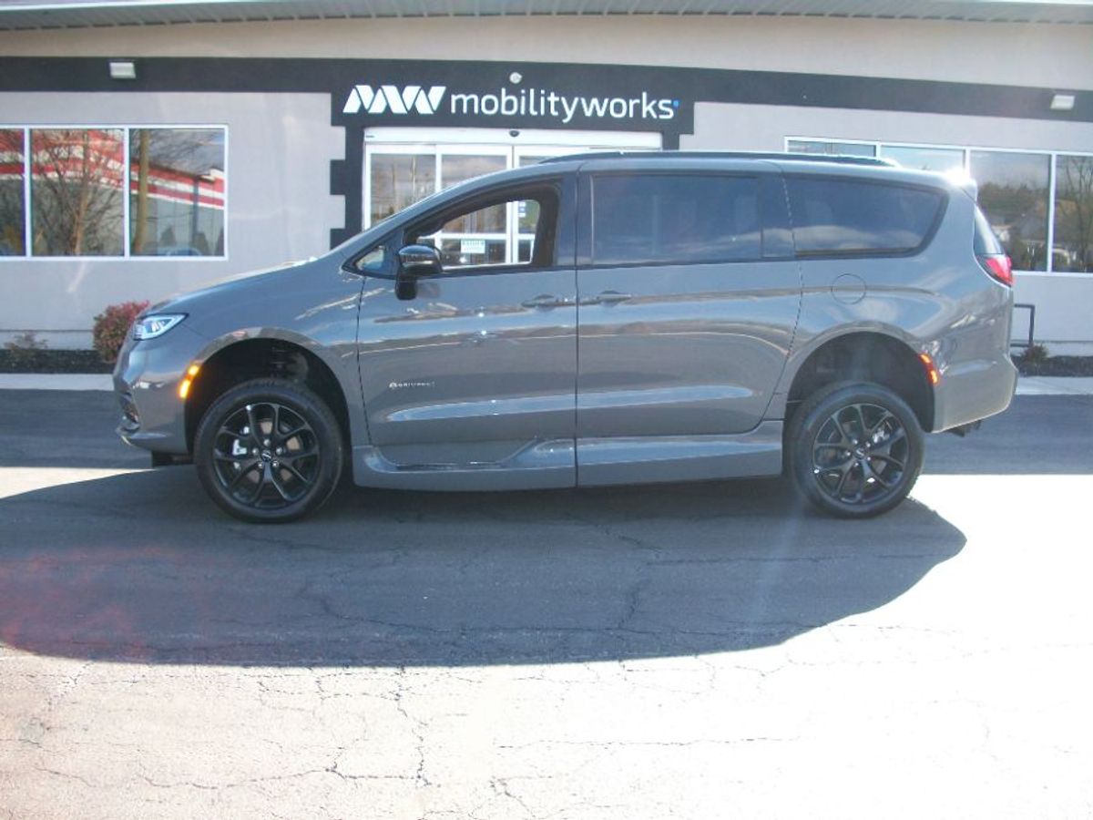 Grey Chrysler Pacifica image number 11