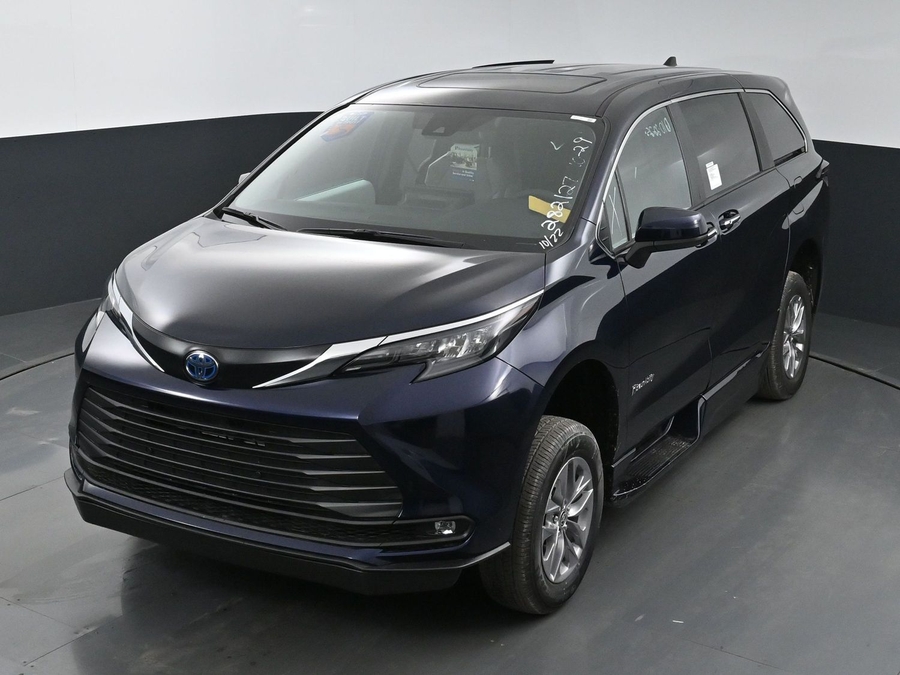 New 2025 Toyota Sienna Hybrid XLE Base - BraunAbility Side Entry Entry Fold Out Automatic Ramp