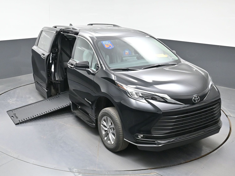 Black Toyota Sienna image number 17