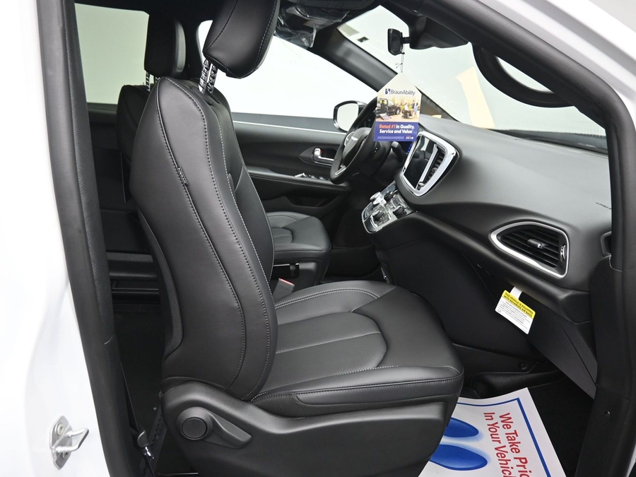 White Chrysler Voyager image number 8