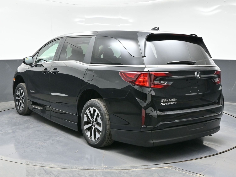 Black Honda Odyssey image number 4