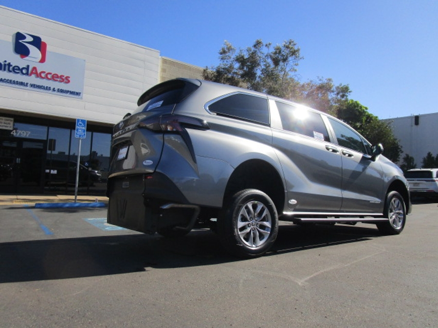 New 2026 Toyota Sienna Hybrid LE - Vantage Mobility Commercial Rear Entry Entry Fold Out Manual Ramp