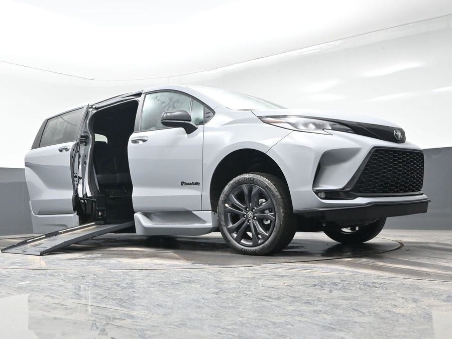 New 2026 Toyota Sienna Hybrid XSE Sport - BraunAbility Side Entry Entry Fold Out Automatic Ramp