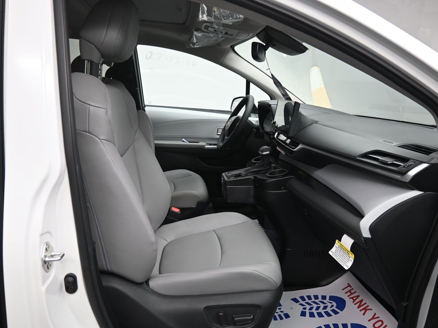 White Toyota Sienna image number 6