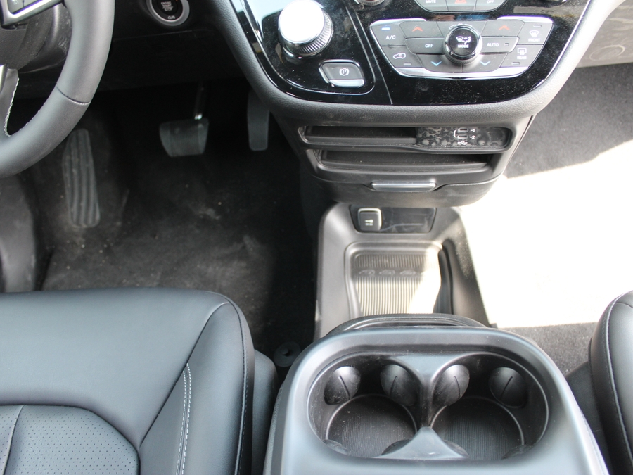 White Chrysler Pacifica image number 19