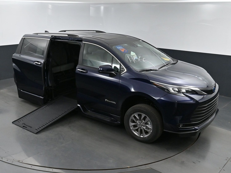 New 2025 Toyota Sienna Hybrid XLE Plus - BraunAbility Side Entry Entry In Floor Automatic Ramp
