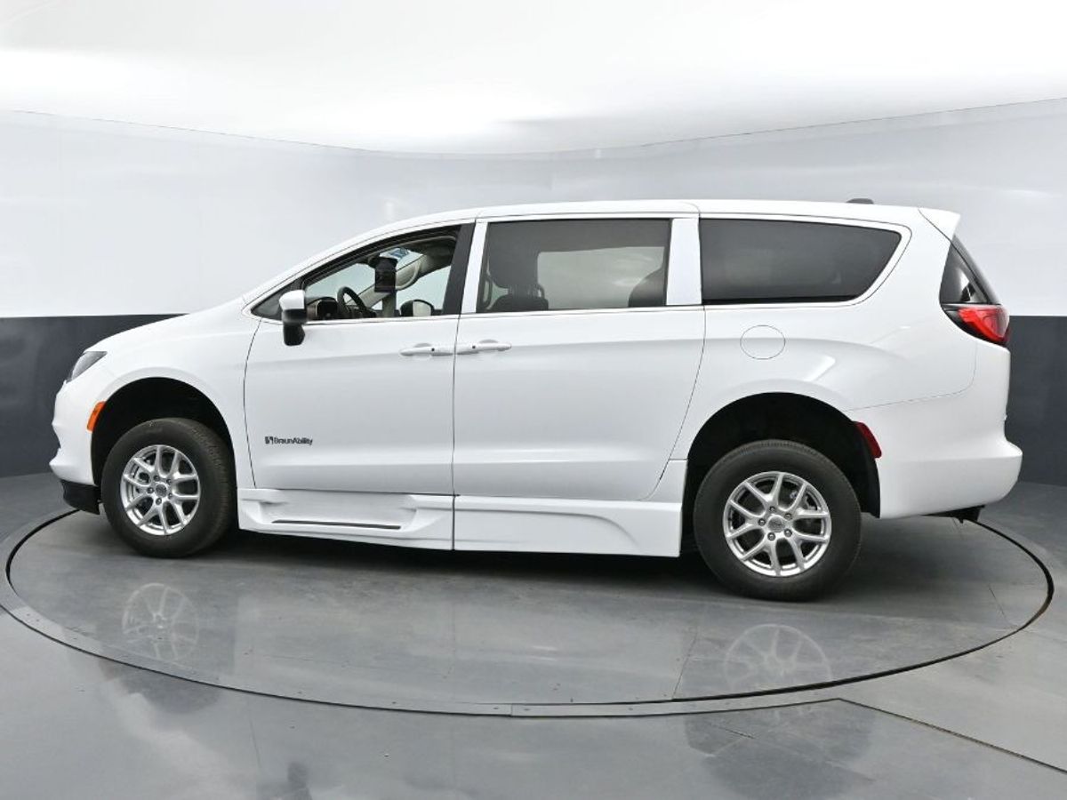 White Chrysler Voyager image number 16