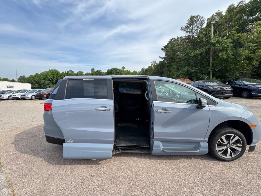 Grey Honda Odyssey image number 7