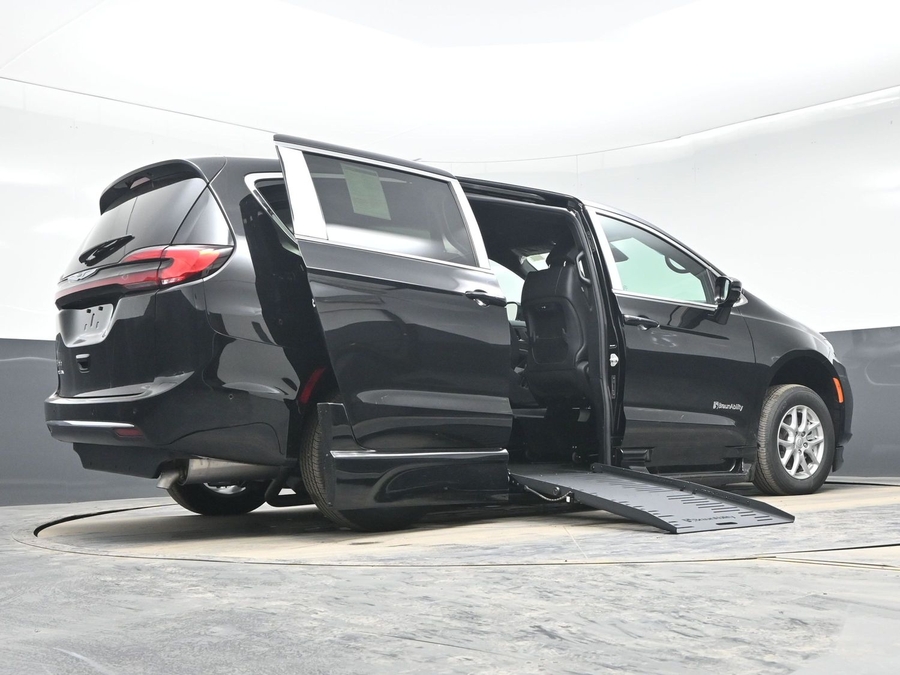 Black Chrysler Pacifica image number 18