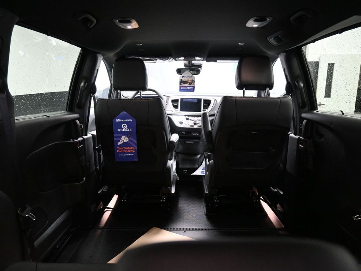 Black Chrysler Pacifica image number 14