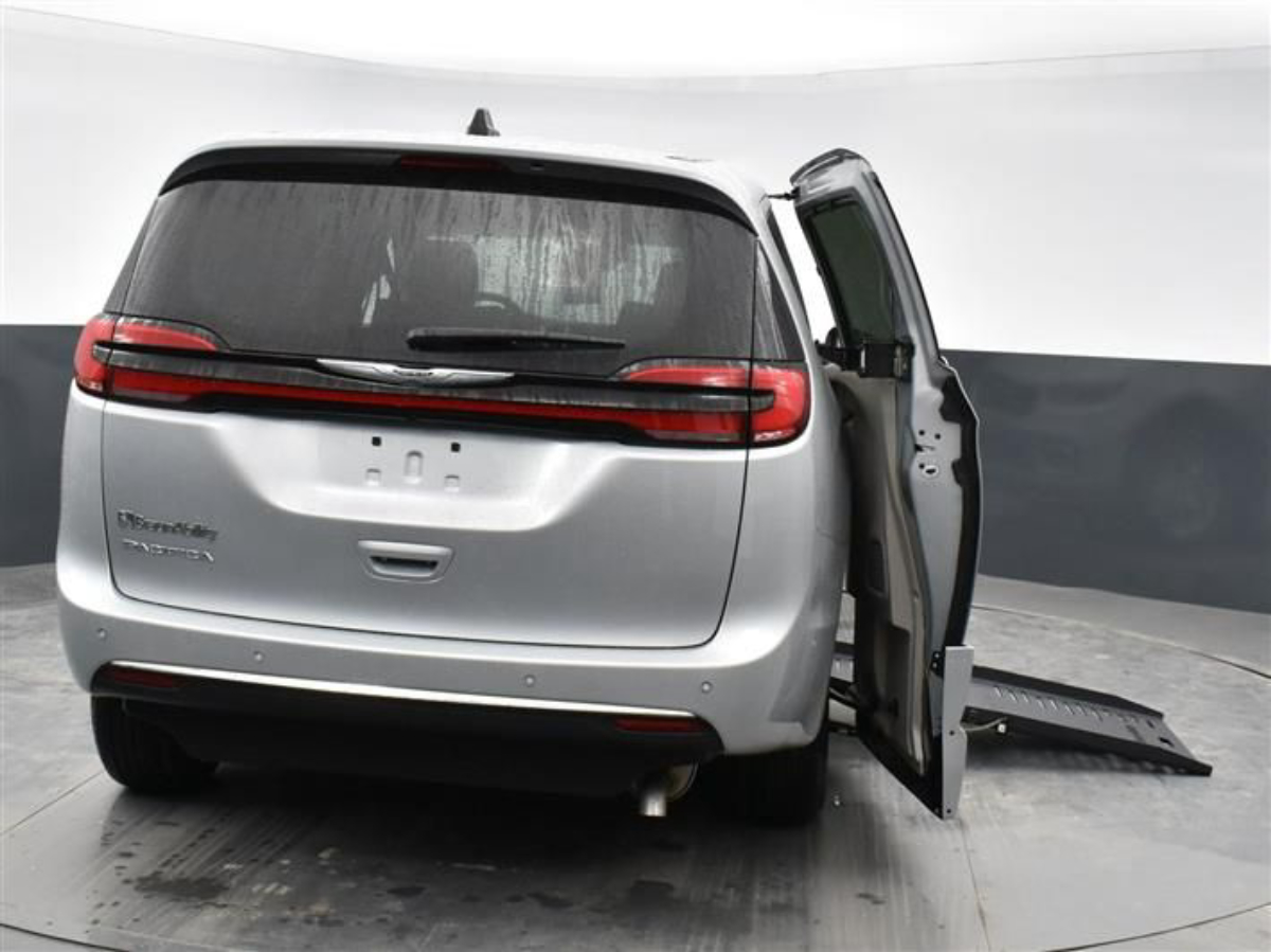 Silver Chrysler Pacifica image number 6