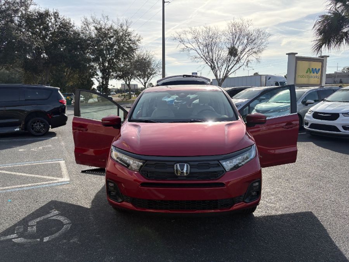 Red Honda Odyssey image number 9