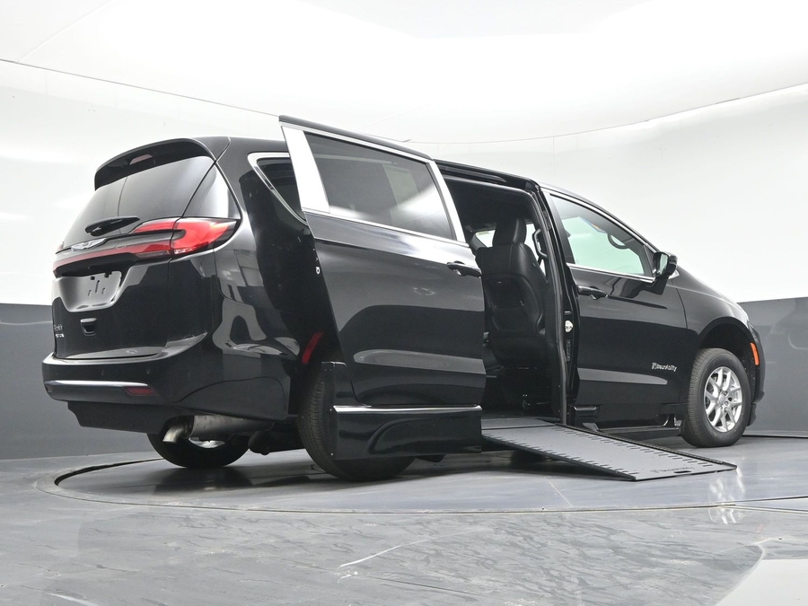 Black Chrysler Pacifica image number 18