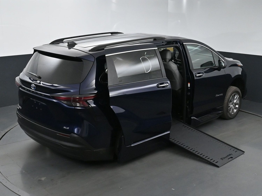 New 2025 Toyota Sienna Hybrid XLE Plus - BraunAbility Side Entry Entry In Floor Automatic Ramp