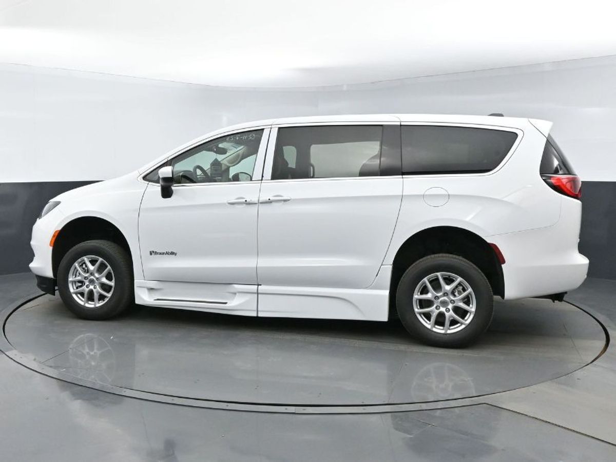 White Chrysler Voyager image number 20