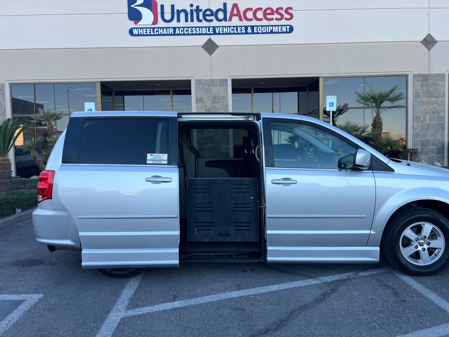 Used 2012 Dodge Grand Caravan SXT - BraunAbility Side Entry Entry Fold Out Automatic Ramp
