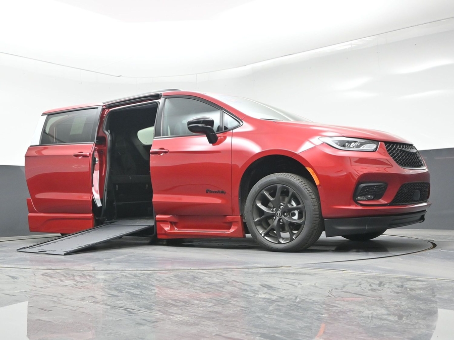 New 2026 Chrysler Pacifica Select Sport - BraunAbility Side Entry Entry In Floor Automatic Ramp
